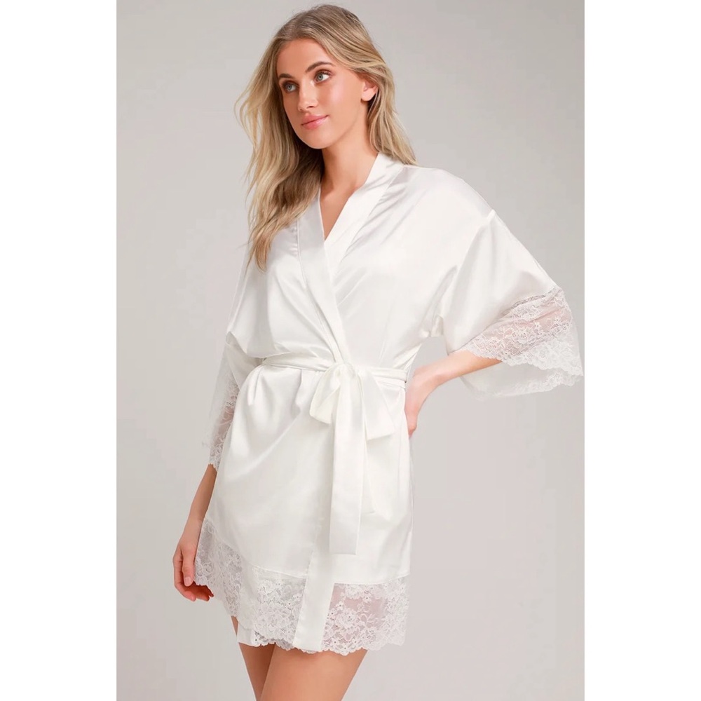 NWT Lulu's White Satin Lace Robe